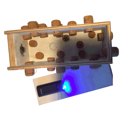 lampe à LED sur l'aimant du couvercle